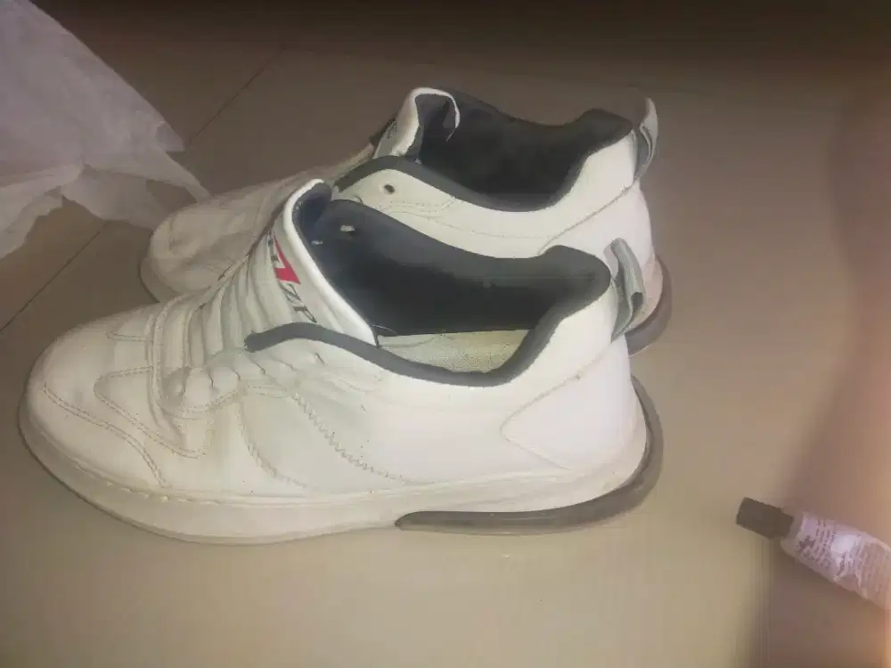 sepatu pria warna putih UK 40/42