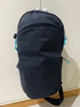 Pacsafe sling bag 12 L