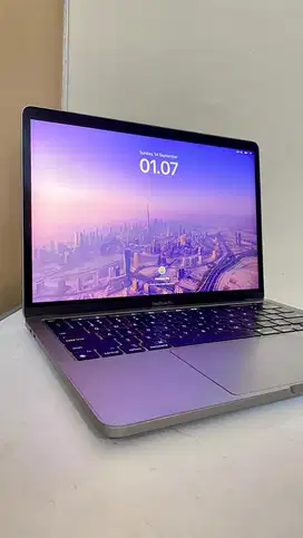 Macbook Pro M1 13 2020 8/256 bekas pemakaian daily office