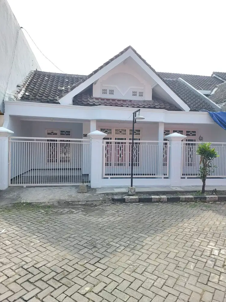 Rumah Bagus Lokasi Nyaman Area Perumahan Poros Jalan Sulfat Blimbing