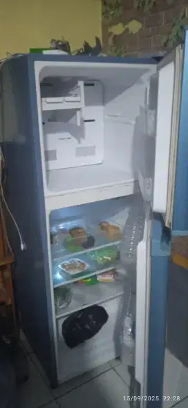Di jual kulkas 2 pintu Sharp