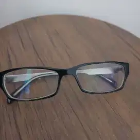 kacamata bekas pakai