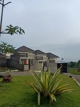 Pemandangan Gunung dan Kota Malang Langsung dari Teras Rumah Anda