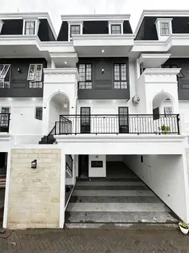 Modern American Classic ada Pool dan Lift Pejaten Jakarta Selatan