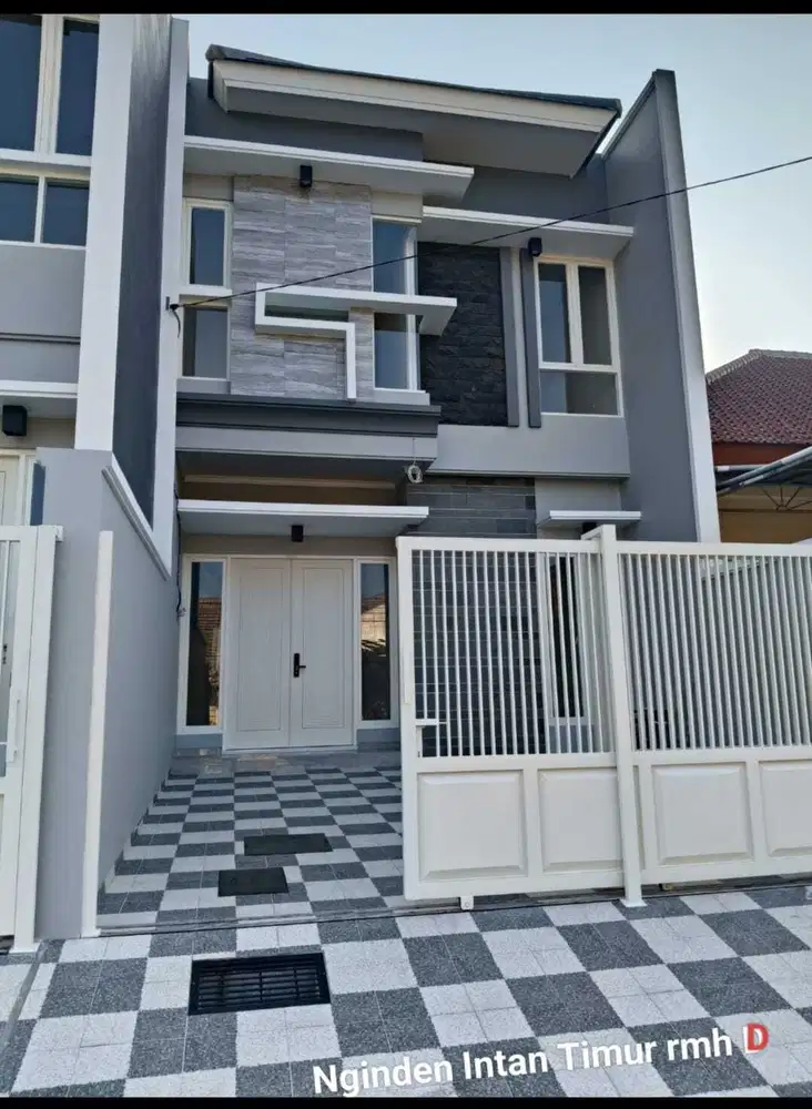 Cuma 1 Unit Tersisa! Rumah 2 Lantai Hadap Timur di Tengah Kota Sby