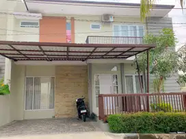 Rumah dengan kolam renang pribadi di kota Mataram