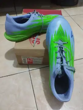 Sepatu Futsal LIGHTSPEED 3 IN Minus lecet sedkit bagian sampng UK 42