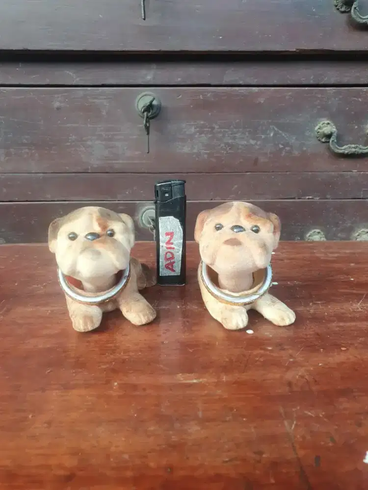 patung anjing sepasang kepalanya bergoyang goyang cantik untuk display