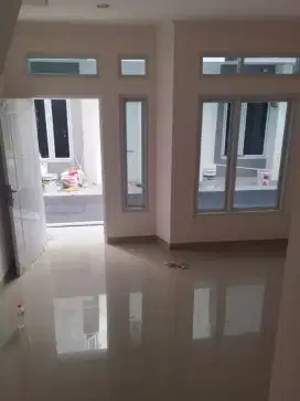 Di jual Rumah 2 lantai dengan harga murah di Utan kayu Jakarta