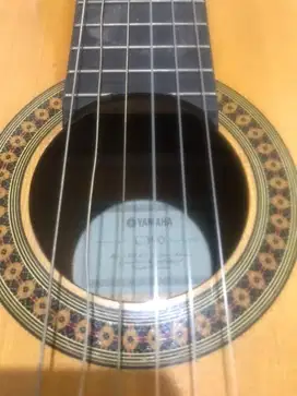 Gitar akuistik Yamaha C390