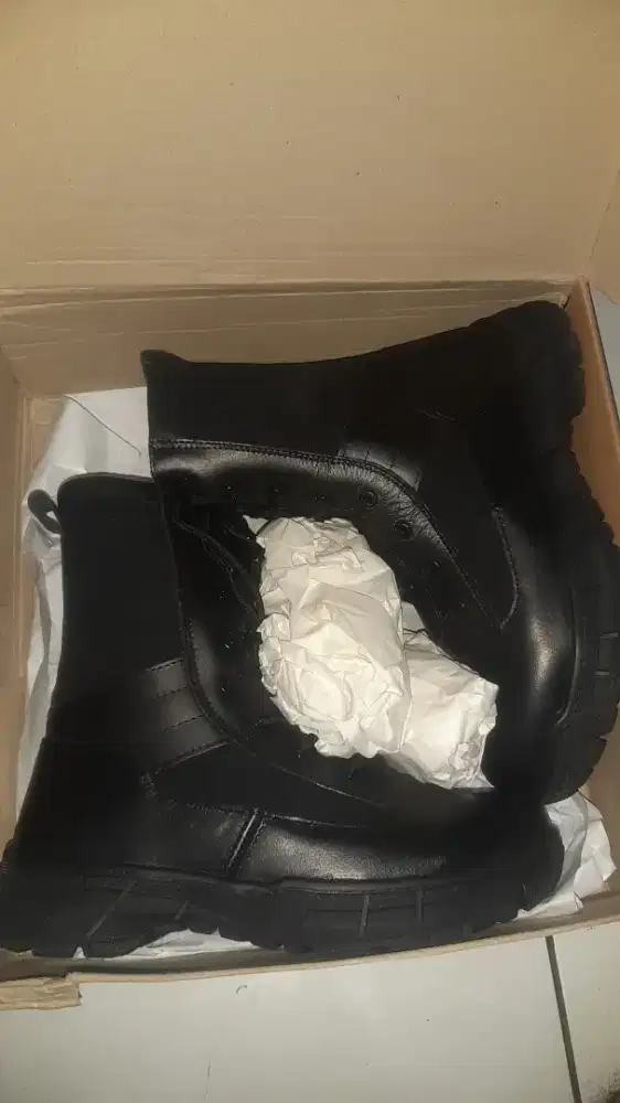 Sepatu bots pria baru size 42