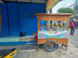 Gerobak terbuat dari kayu jati sudah berserta isinya