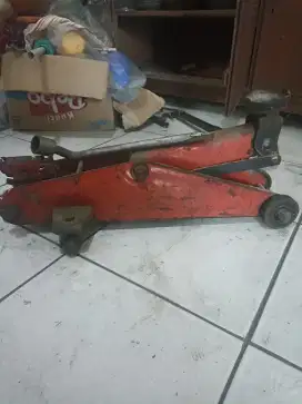 Dongkrak mobil buaya normal