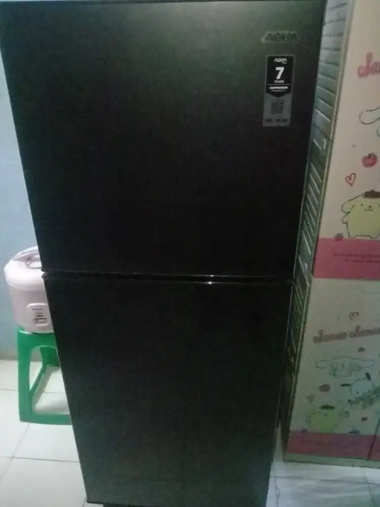 Kulkas /lemari es merek AQUA 2 PINTU