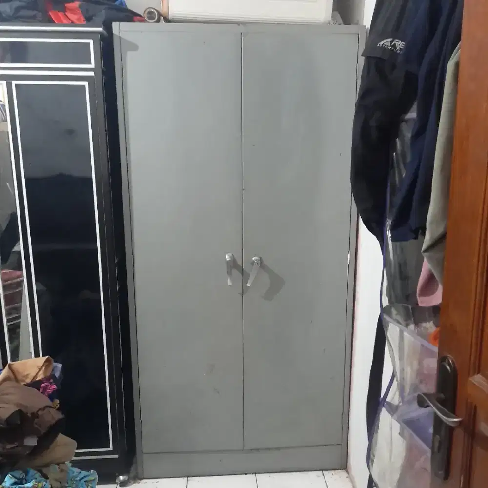 Lemari besi kabinet 2 pintu