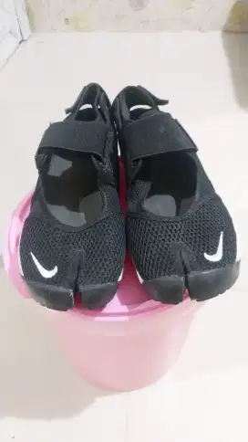 Sepatu Nike Air Raft Black