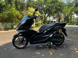 Honda pcx 160 tahun 2023 hitam