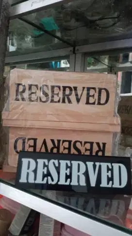 Reservased akrilik dan kayu