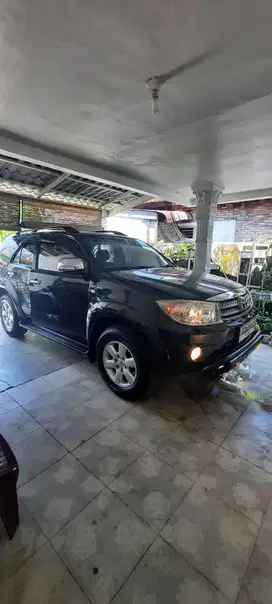 Dijual toyota fortuner thn 2010  bensin