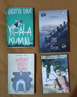 Buku Novel Raditya Dika&5Cm