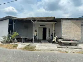 RUMAH DI KELURAHAN RANDUPADANGAN, MENGANTI GRESIK