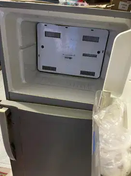 DI JUAL KULKAS SHARP 2 PINTU