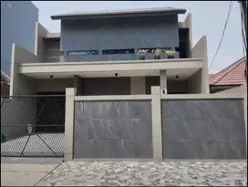 RUMAH BAGUS SEMI FURNISHED UK 10X25M DI MERUYA