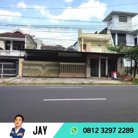DISEWAKAN RUMAH LUAS PINGGIR JALAN DEKAT ALUN ALUN KOTA
