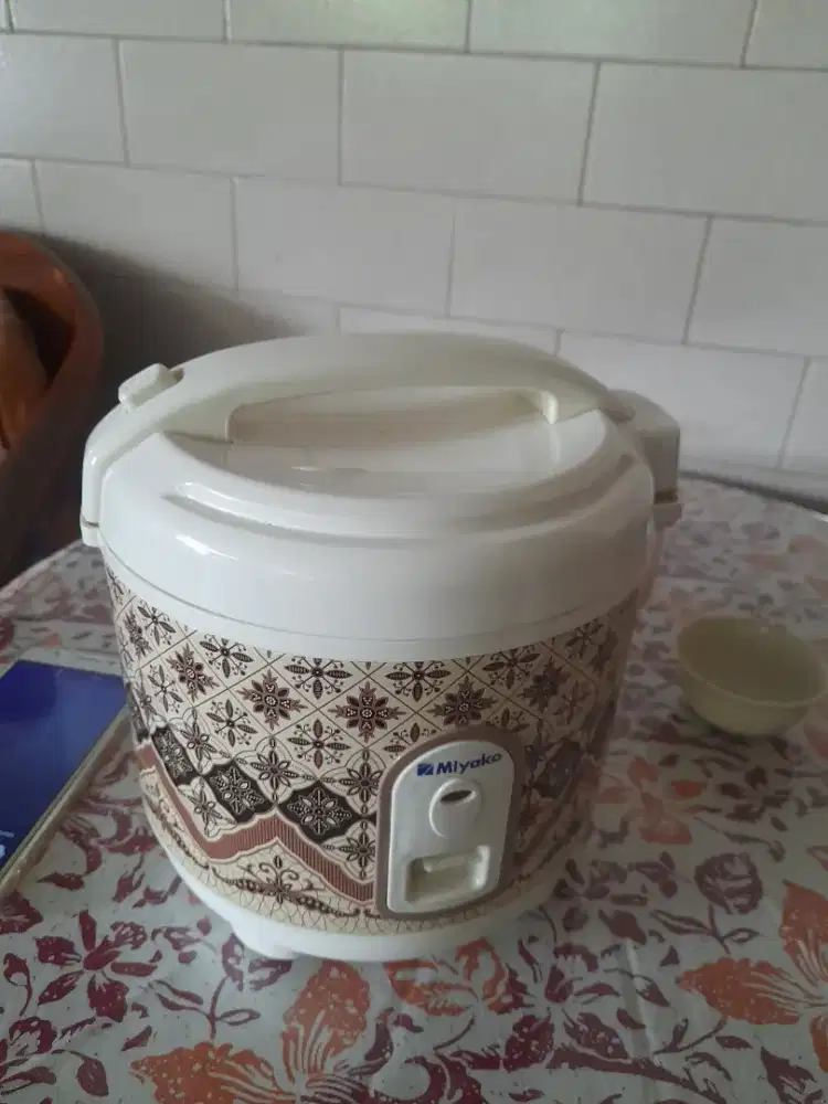 Penanak nasi dan teko listrik