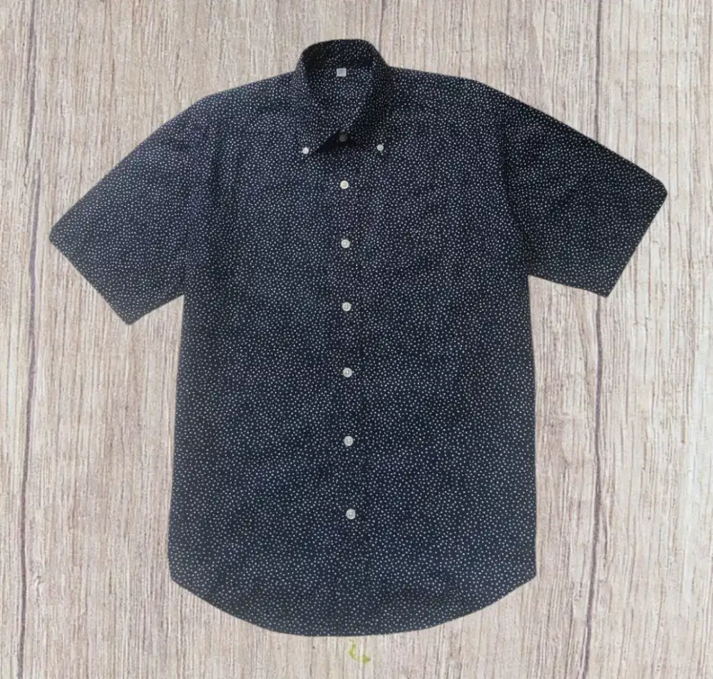 KEMEJA PENDEK UNIQLO BIRU NAVY MOTIF, SIZE : S TO L (LD116, P74)