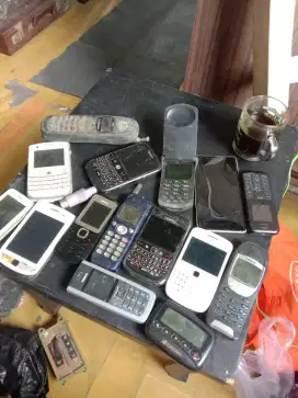Hp jadul Bb dan merk lainnya + aneka charger dan adaptor