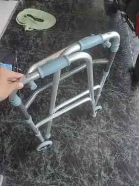 Walker beroda (alat bantu jalan)