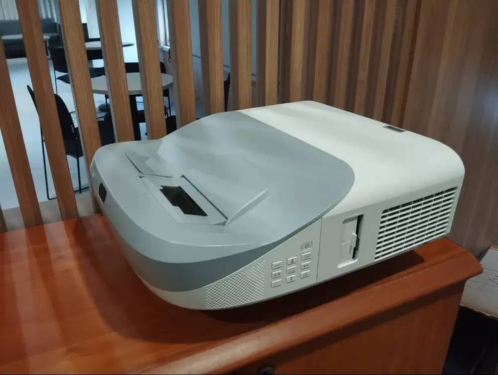 Dijual Proyektor Merk BenQ Type : DLP MW883UST, Benq S/N PDW7