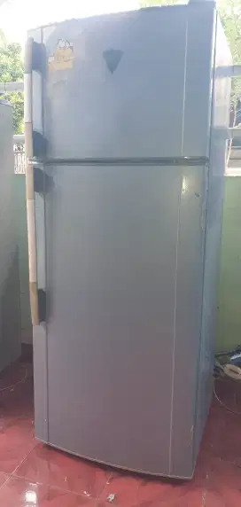 Di jual kulkas 2 pintu siap pakai