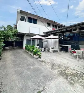 Kavling Luas dengan Bangunan Rumah Lama 2 Lantai di Salemba. Harga NJO