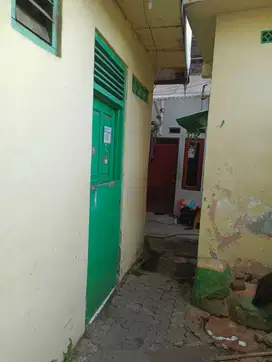 Rumah 2 lantai 2 kamar tidur di Jl Kramat 5 No 12 Jakarta Pusat