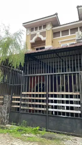 DISEWAKAN RUMAH PERTAHUN
