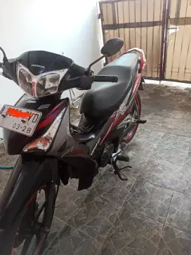 Honda Supra X 125 helm-in PGM F1 Hitam