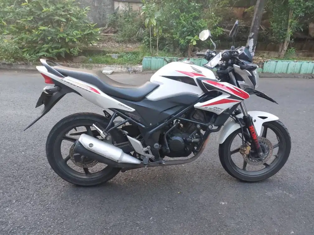 Honda CB150R StreetFire 2014 Putih – Surat Lengkap, Plat B Jakarta Tim