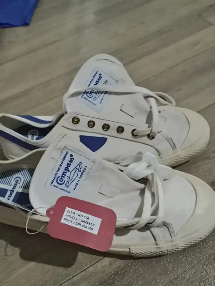 Sepatu cats compass