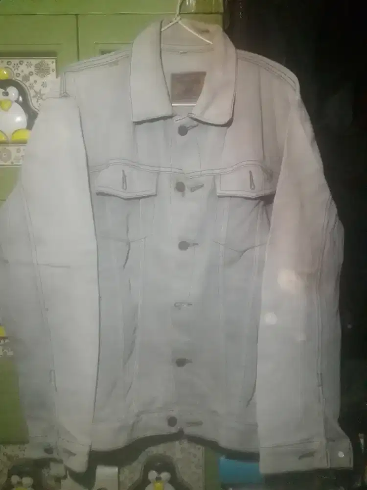 Menjual jaket levis