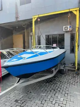 SPEEDBOAT WISATA 5 METER BERBAHAN FIBER UNTUK NARIK BANANA BOAT