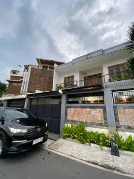 RUMAH MEWAH 2 LANTAI 6 KAMAR TIDUR DI SUMBER BANJARSARI SOLO SURAKARTA