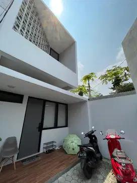 Dijual Rumah/Ruko. Hanya 5 menitan dari stasiun LRT Harjamukti