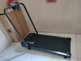 TREADMILL B40UP 1-14KM BEKAS