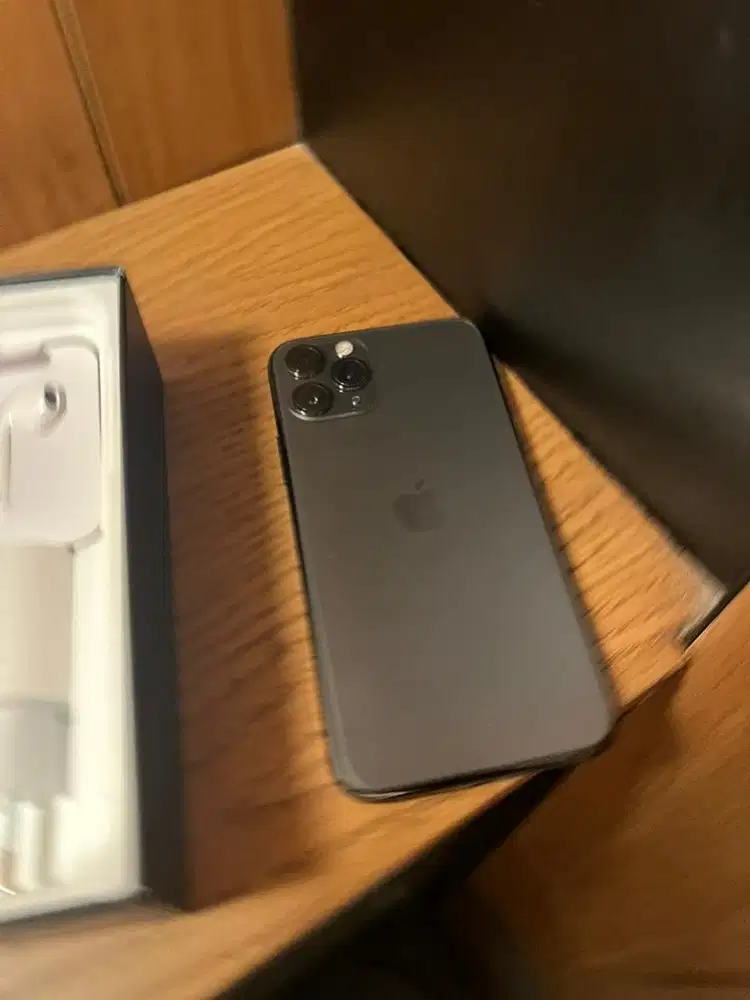 iphone 11 pro max 256gb yg pasti baru 4G