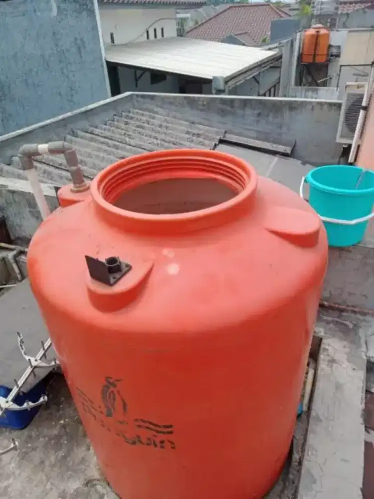 Bersihkan toren air .
