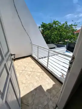 Disewakan rumah 2lt  strategis aman  row jalan 3mbl Dharmahusada mas
