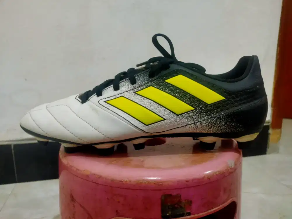 Sepatu bola Adidas Ace Bekas
