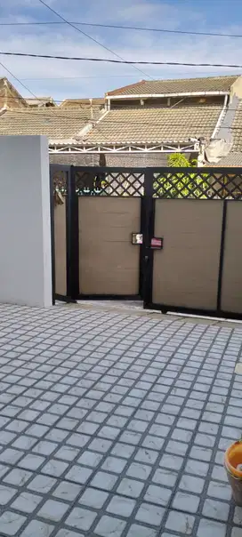 Rumah 2 lantai cantik hook perum belakang Superindo merr